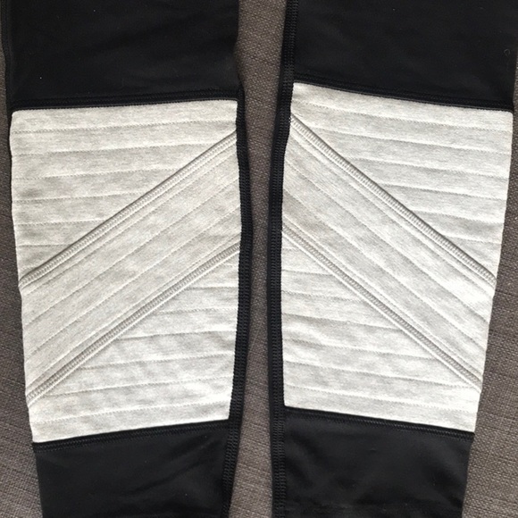 Lululemon Black and Gray Leggings Sz 4 - Picture 10 of 11
